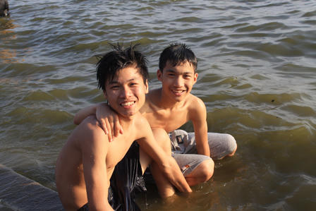 Nắng nóng, người Hà Nội biến hồ Tây thành bãi biển